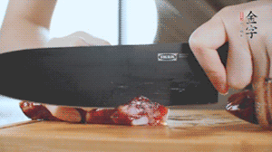 食材統(tǒng)統(tǒng)切成片，待用。