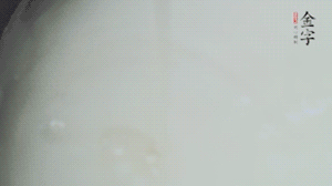 將浸泡了30分鐘的米放入電飯煲中，在水中加入半勺油。