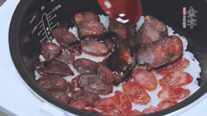 關(guān)上蓋子繼續(xù)燜煮20分鐘淋上醬汁。