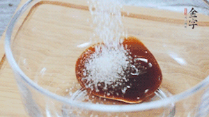 合上蓋子，啟動電源煮飯。期間混合好調(diào)味汁。