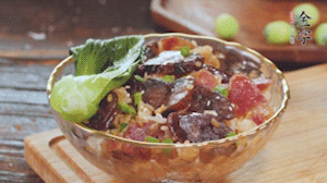 期間用開水燙熟青菜，煎好荷包蛋~ （懶人可忽略此步）