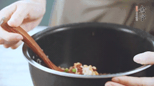 揭開鍋蓋，放上青菜，荷包蛋，就可以吃了。