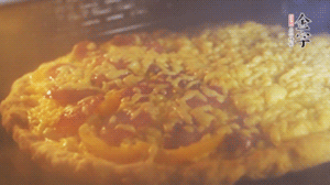 準備好披薩餅皮，烤盤刷油后入烤箱預熱10分鐘，放上面餅后180度烤10分鐘。（現(xiàn)成買的披薩皮，就忽略此步驟）