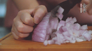 2.半個青椒、半個黃椒切圈、一個洋蔥切丁、三個白蘑菇切片備用。