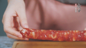 金字火腿肉香腸切成片狀。