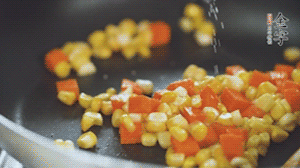 胡蘿卜、玉米洗凈后，處理成粒，加鹽簡(jiǎn)單炒制。