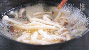 依次放火腿、豆腐，加水大火燒開，小火燉煮20分鐘，出鍋前撒上蔥花即可。