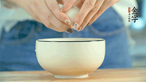 雞蛋液打散，可以加點鹽和黃酒，邊煎邊用筷子攪拌。