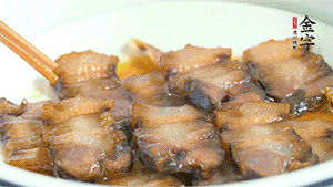 鋪上一片醬肉，撒點芝麻即可。