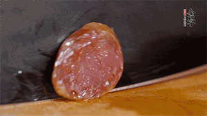 金字火腿肉香腸上鍋蒸15分鐘，切片備用。