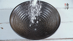 面粉加適量清水，攪拌成糊狀。