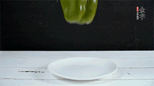 雞蛋打散，加青椒粒、蔥花攪拌。