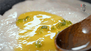 將雞蛋液鋪到面餅上，放上香腸。