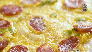 撒上一些芝麻，準備一些番茄醬，一份早餐就做好了。