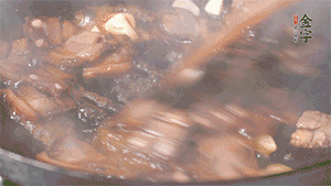 熱油下鍋，爆香蒜片。放入醬肉翻炒片刻后,下豌豆尖均勻翻炒。