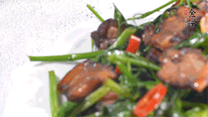 出鍋前加少許鹽調(diào)味。