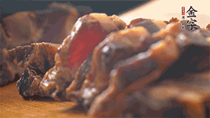 金字醬肉切成小丁。