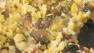 熱油起鍋，下醬肉丁炒香，再加入筍丁、適量水淀粉勾芡翻炒均勻。