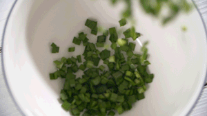 韭菜洗凈，切粒。