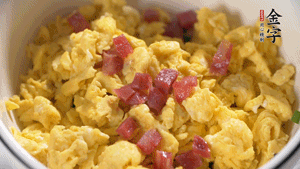 將香腸、韭菜、雞蛋攪拌均勻，可適當(dāng)加玉米油、十三香、味精調(diào)味。