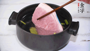 整塊豬肉，加蔥、姜片、料酒焯水。