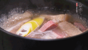 火肉、豬肉加料酒、清水大火煮開后，加入春筍小火慢燉40分鐘，出鍋前撒蔥花即可。