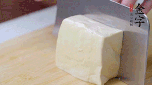 老豆腐切片，浸水備用。