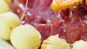 出鍋前10分鐘淋上蜂蜜，倒扣出來(lái)撒上桂花，擺上胡蘿卜裝飾即可。