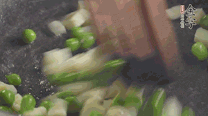 鍋中油7成熱時，入青豆、筍丁翻炒，然后加糯米飯加鹽均勻翻炒。