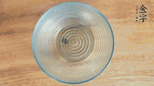 取一個碗，香菇倒放，香腸片圍繞鋪成圓形，加炒好的米飯壓實(shí)。