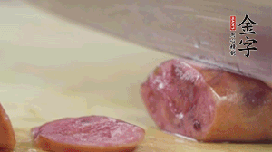 拿出香腸和臘肉，切成片后重新鋪入。