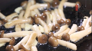 熱油下鍋煸香蒜末，依次加蟹味菇、香腸、西蘭花均勻翻炒，放適量水燜煮3分鐘。