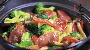 出鍋前加少許鹽、水淀粉即可。