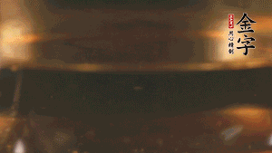 冷水下鍋，加入牛仔骨、姜片焯水備用。