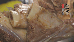 鍋中加熱適量油，加入姜和牛仔骨炒至外表呈金棕色。