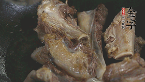 加入白蘿卜、料酒、水、火腿煮40分鐘。