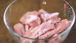 切成小段的排骨洗凈后，加姜片焯水3分鐘。