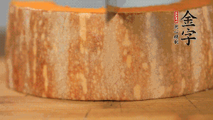 南瓜去皮洗凈后，切成規(guī)則的長(zhǎng)方形。