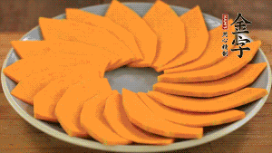 秋葵、南瓜交叉擺在盤中，然后香腸片置于上面，擺成花環(huán)狀。