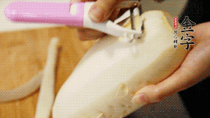 蘿卜去皮，切成絲。（如果用擦菜板，不能選擦成太碎的）