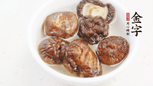 鍋加熱至7成，放蘿卜絲煸炒，加3粒冰糖翻炒至透明，盛出備用。