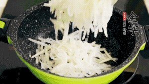 鍋加油至5成熱，放香腸粒、臘肉粒翻炒，等脂肪變透明后，加香菇、瑤柱、蝦米，放適量冰糖、胡椒粉、鹽炒至香味溢出。