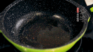 盆中放入炒好的蘿卜絲、香腸等食材，加粘米粉、澄粉，一邊倒香菇水，一遍攪拌成稀糊狀。（加入少量的澄粉可以讓蘿卜糕質(zhì)地柔軟又充滿彈性，而且還可以增加成品的透明感。 ）