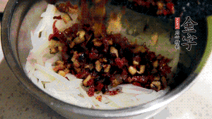 在蒸盤中鋪上油紙，鋪好食材后壓一壓，蒸箱中蒸30分鐘即可。（蒸好的蘿卜糕切成厚片，用少量油煎一下，撒點蔥花口味更好。）