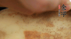 金字香腸切片，藕去皮切薄片備用。