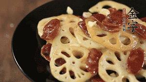 出鍋前加少許鹽調(diào)味，撒上蔥花即可。