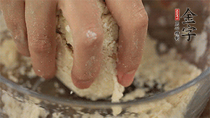 揉勻成光滑的面團后，醒發(fā)半小時。