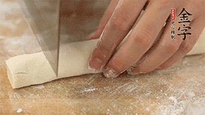 均勻切段后搓成長條狀，繞到香腸上，以紅豆點綴眼睛。