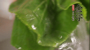 小青菜從根部掰開(kāi)，分別洗凈。