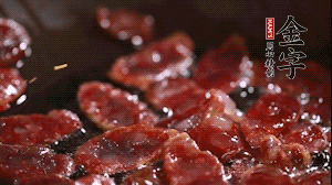 鍋中油7成熱時(shí)，香腸片翻炒均勻，然后依順序加胡蘿卜絲、小青菜、面條。